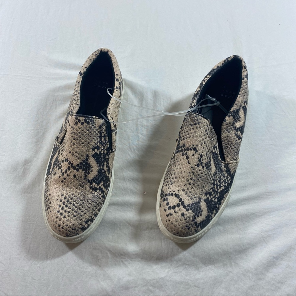 Snakeskin Black Loafers Sneakers Cream Sneakers  Women Sleek Slip-On Design - Picture 5 of 5